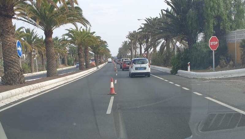 Retención de tráfico en la salida del casco urbano por la Avenida del Cabildo/TA.